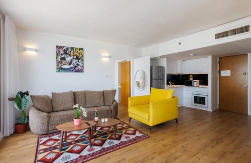 Tel Aviv Promenade Apartment | The Blue Lagoon With Pool On The Beach