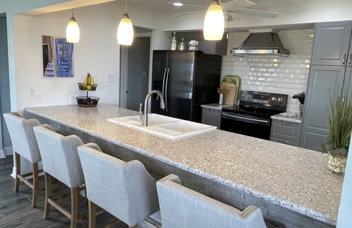 Pirates Beach House | The Blue Pelican - Beachside in Pirates Beach! Sleeps 10.