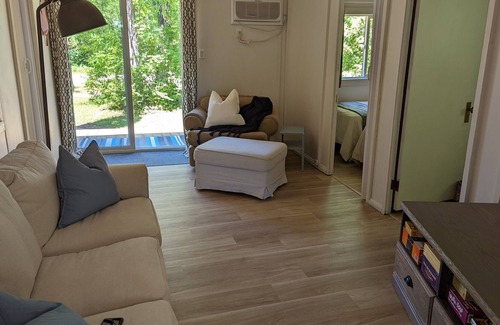 Winnipeg Beach Cottage | The Bluebell Hideaway; 4 Bedroom Cozy Cottage, 5 min walk to beach!