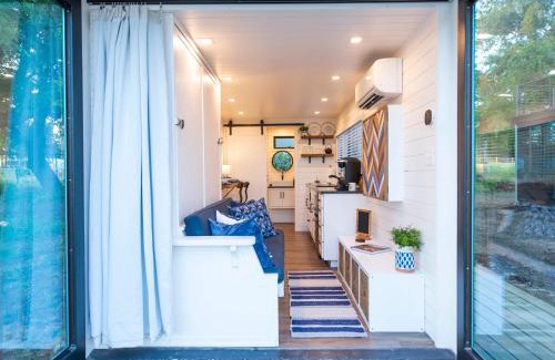Waco House | The Bluebonnet-Tiny Container Home Country Setting 12 min to Downtown