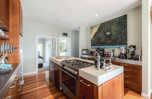 Waiheke Island House | The Boat House at Arran Bay - The Boat House at Arran Bay is a spectacular family holiday home in Arran Bay. With 4 bedrooms, plus caravan sleepout,it can sleep up to 8 adults and 12 guests in total.