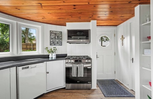 Pewaukee House | The Boat House on Pewaukee Lake| Location, Comfort, Experience