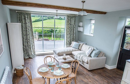 Upper Arley Cottage | THE BOAT HOUSE, pet friendly, with a garden in Upper Arley