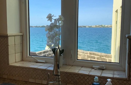 Smith's Cottage | The Boathouse: Large Waterfront Cottage on Harrington Sound – Sleeps 4+