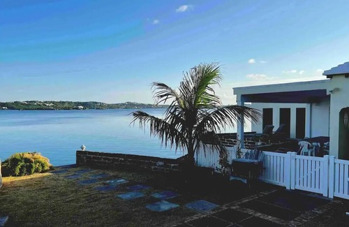 Smith's Cottage | The Boathouse: Large Waterfront Cottage on Harrington Sound – Sleeps 4+
