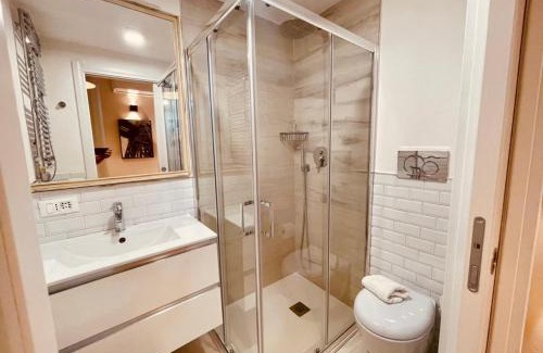 Rione III Colonna Apartment | THE BREAK - Campo Marzio Studio