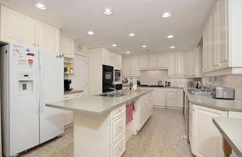 Zurich Bed & Breakfast | The Brentwood Waterfront Retreat