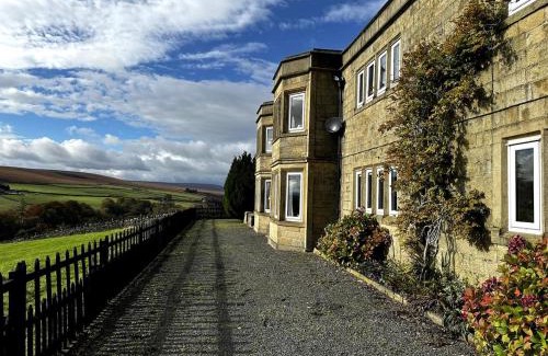 Hebden Bridge House | The Bronte Moor Retreat - 3 Bed, Pet Friendly Cottage - Stunning Views - Hot Tub