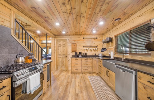Island Park Cabin | The Buffalo River House:Riverfront Luxury,Arcade Games,Hot Tub, Near Yellowstone