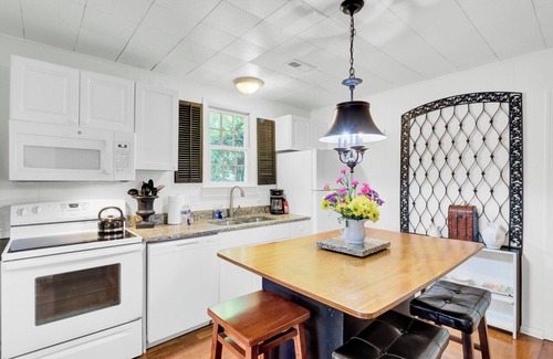 Summerville Historic District House | The Bungalow - Charming 2 Bed/2 Bath Guest House on 2 acres in Summerville, SC