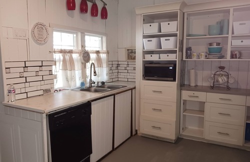 Kempner Cabin | The Butterfly large Cabin with a king-size bed. kitchenette and jacuzzi bathtub