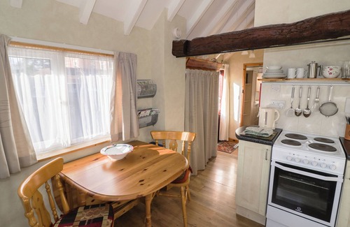 Severn Stoke Cottage | THE BYRE, pet friendly, with pool in Upton Upon Severn