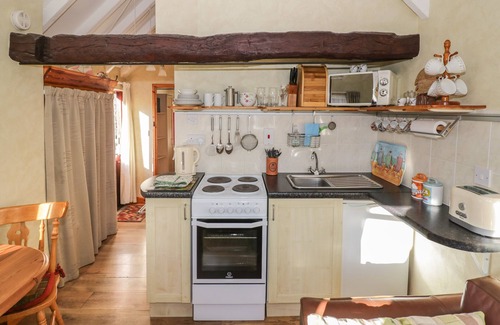 Severn Stoke Cottage | THE BYRE, pet friendly, with pool in Upton Upon Severn