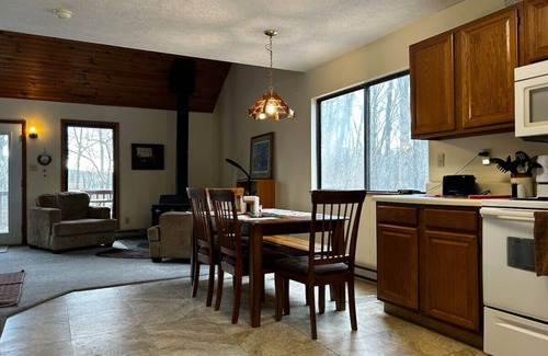 Alpine Lake Cabin | The Cabin Pet-Friendly, Short Walk to the Beach w/AC