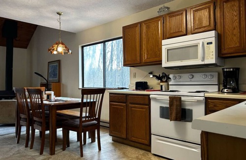 Alpine Lake Cabin | The Cabin Pet-Friendly, Short Walk to the Beach w/AC