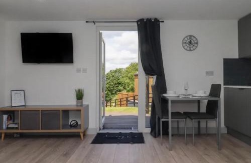 Hartshill House | The Cabin - Private Car Park with CCTV - Fast WiFi - Contractor Friendly - Nature & Wildlife Retreat for Business Stays or Relaxing Couples Getaways