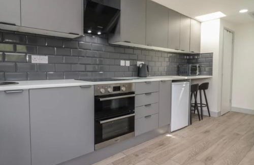 Hartshill House | The Cabin - Private Car Park with CCTV - Fast WiFi - Contractor Friendly - Nature & Wildlife Retreat for Business Stays or Relaxing Couples Getaways