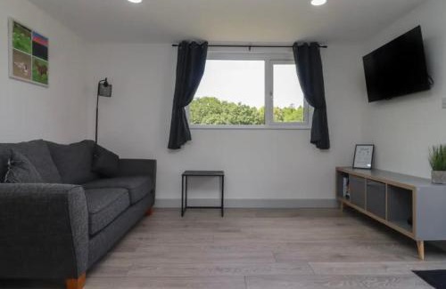 Hartshill House | The Cabin - Private Car Park with CCTV - Fast WiFi - Contractor Friendly - Nature & Wildlife Retreat for Business Stays or Relaxing Couples Getaways