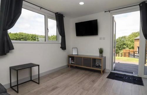 Hartshill House | The Cabin - Private Car Park with CCTV - Fast WiFi - Contractor Friendly - Nature & Wildlife Retreat for Business Stays or Relaxing Couples Getaways