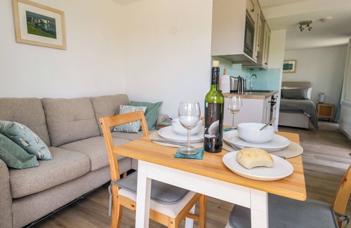 Swanage Cottage | THE CABIN, romantic, with a garden in Swanage