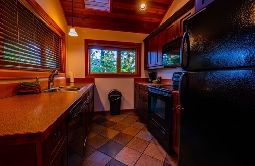 Ucluelet Condo | The Cabins - 2 Bedroom - Rainforest Upper Canopy!