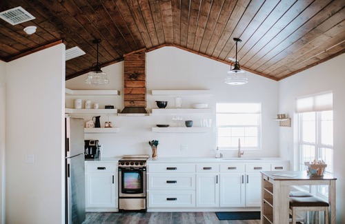 Kildare House | The Cabins at Ivey Acres THREE LUXURY CABINS ON 50 ACRES IN THE PINEY WOODS