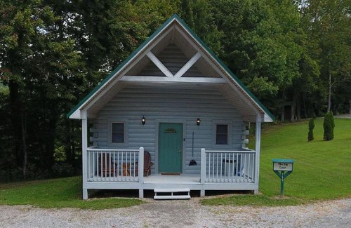 Blue Jay House | The Cabins at Pine Haven - Beckley