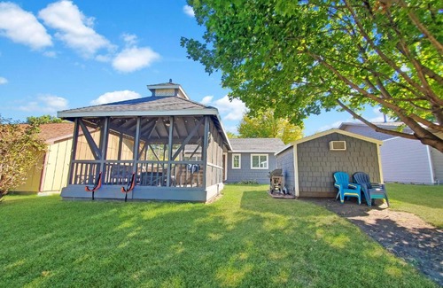 Wahpeton Villa | The Canal Cottage off West Lake Okoboji