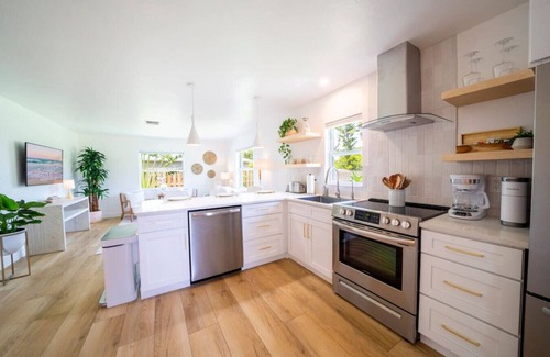 Bonita Shores House | The Canary Palm - Fenced Private Backyard