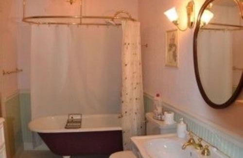 Bonham Bed & Breakfast | The Carleton House