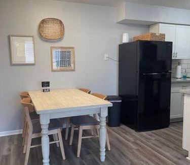 Hamilton Apartment | The Carolyn - 2 Bedroom Apt in Quilt Town, USA