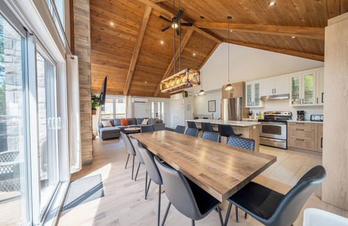 Saint-Philemon Ski Chalet | The Casino Royal-Spa with a pool/poker table