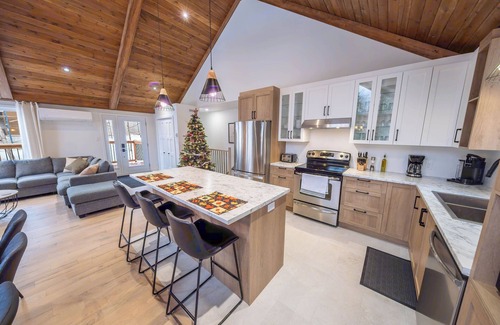 Saint-Philemon Ski Chalet | The Casino Royal-Spa with a pool/poker table