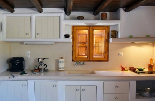 Milos Cottage | The cave "Terra Nullius" is a unique lodge for a different kind of vacation.