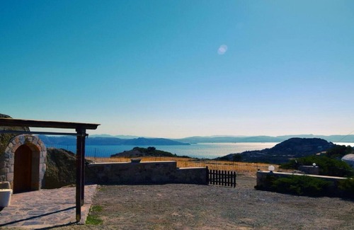 Milos Cottage | The cave "Terra Nullius" is a unique lodge for a different kind of vacation.