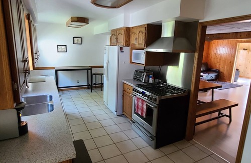 Kingsville House | The Cedar House. Minutes from the lake, wineries and golf. www.thecedarhouse.ca