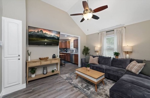 Liberty House | The Cedar Retreat 2BR 1BTH Free Parking Fast Wi-Fi