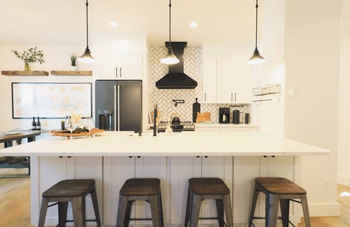 Dundee House | The Cellar, Dundee Wine Country Home, Walk to wineries!