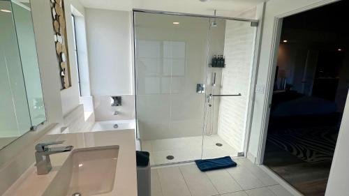 Westwood Apartment | The Century City Cozy 3 Bedroom Apartment with free parking! 303