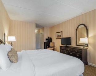 Cohoes Hotel | The Century House, an Ascend Collection Hotel