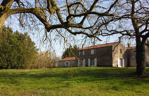Le Poire-sur-Vie Cottage | The charm of stone and greenery. Accommodation for 4 to 8 people in the countryside.