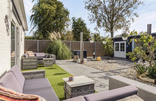 Ouddorp House | The charmingly furnished holiday home with luxurious amenities and a spacious private garden is located near the sea and dunes.