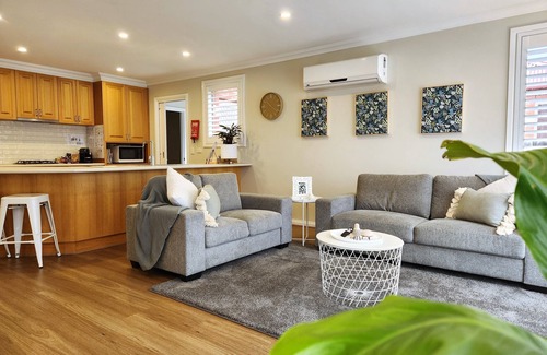Bacchus Marsh House | The Chateau -perfectly located, walking distance to town, train station & parks.