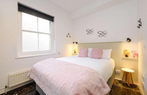 Cathedrals Apartment | The Cheeky Hideaway-Borough- by Frankie Says