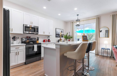 Windwood Bay House | The Citrus Splash | Family-Friendly Retreat Near Disney & Universal w/Pool, Spa & Game Room