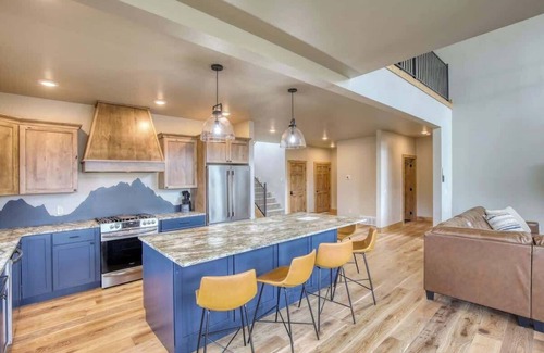 Lead House | The Cliffhanger - Gorgeous views! Indoor Outdoor F