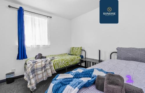 Dundee Apartment | THE CLIPPIE, 3 Rooms, 4 Beds, Recently Renovated, Free WiFi, Free Street Parking, Ground Floor, Fully Equipped, Short and Long Stay Rates Available and PRICE MATCH GAURANTEE by SUNRISE SHORT LETS