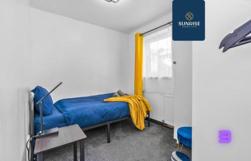 Dundee Apartment | THE CLIPPIE, 3 Rooms, 4 Beds, Recently Renovated, Free WiFi, Free Street Parking, Ground Floor, Fully Equipped, Short and Long Stay Rates Available and PRICE MATCH GAURANTEE by SUNRISE SHORT LETS