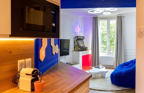 Old Town Apartment | The Cloud - Troyes City Center - Luxury Spa & Gaming Suite