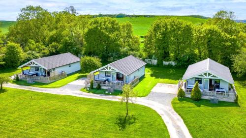 Somerton Ski Chalet | The Clover Lodge, Red Lake Farm Nr Glastonbury